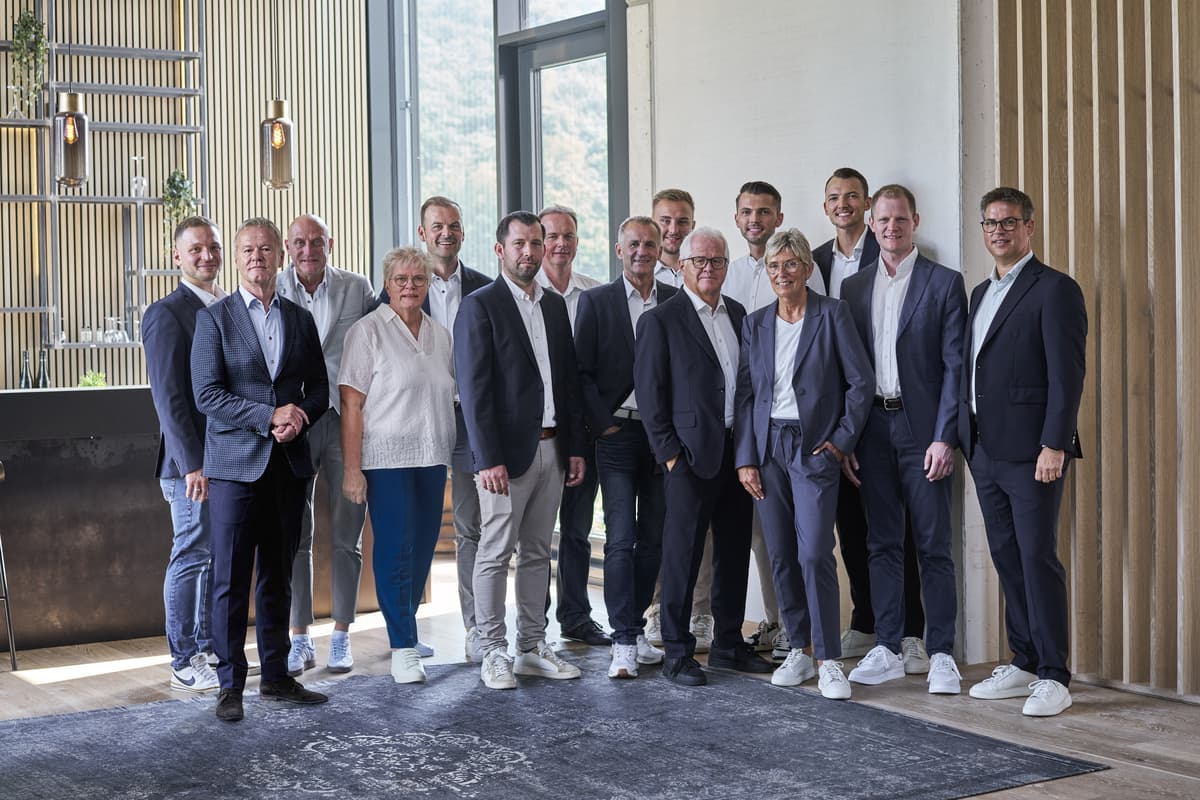 Gruppe von Geschäftsleuten in einem modernen Raum.